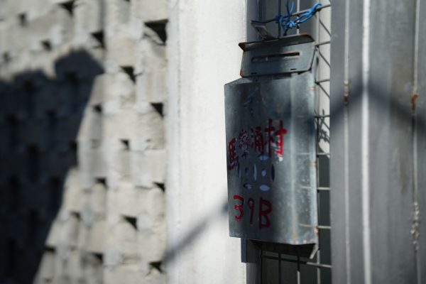 村內每家每戶都有這種白鐵郵箱