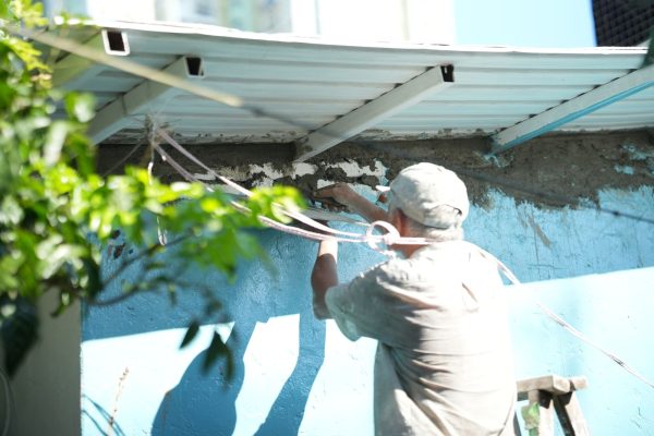 村民正在細心修理居所